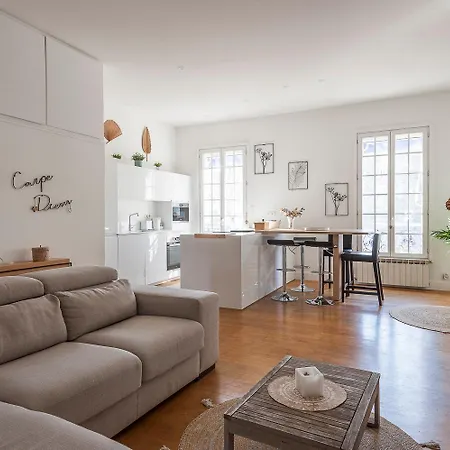 Lesehan Mortes Vue Remparts Apartment *