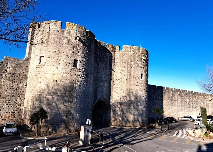 Lesehan Mortes Vue Remparts Aigues-Mortes